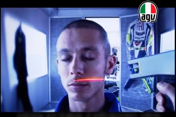 Valentino Rossi melakukan scan wajah untuk pembuatan helm