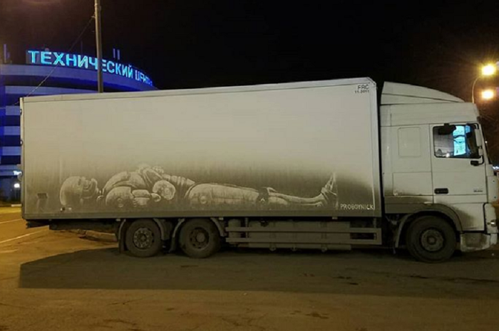 Dirty art pada sebuah bak truk