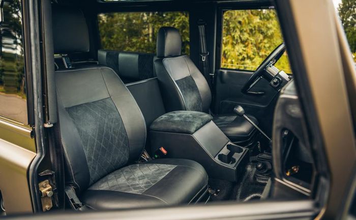 Tampilan kabin restorasi Land Rover Defender garapan Heritage Customs