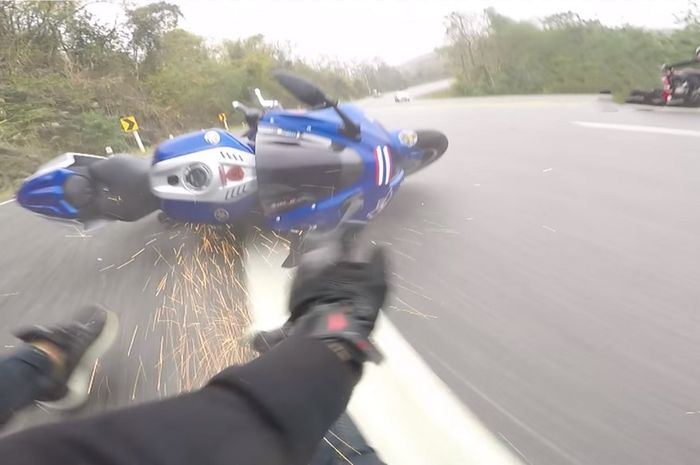 Pengendara Yamaha YZF-R15 tereset