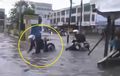 Apes! Lubang Tak Terlihat Karena Banjir, Pengendara Ini Malah Nyungsep