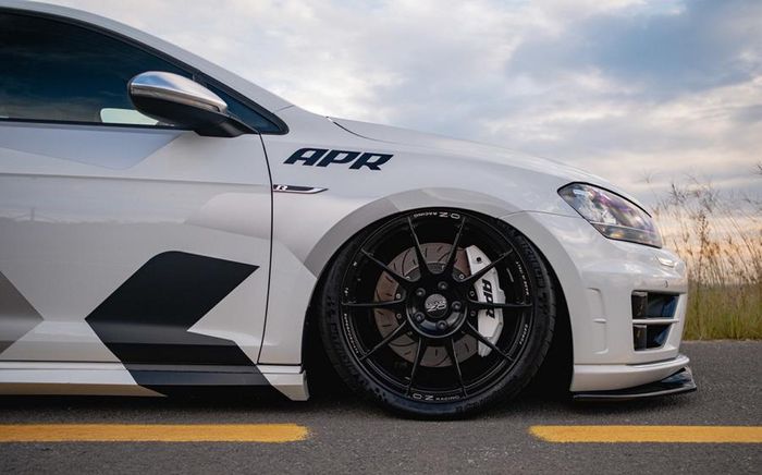 VW Golf Mk7 pasang pelek OZ Superforgiata CL ukuran 19 inci 