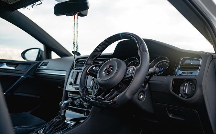 Sentuhan alcantara dan karbon menghiasi kabin VW Golf Mk7