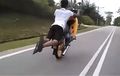 Jangan Ditiru, Aksi Kids Zaman Now Wheelie Sambil Gaya Superman