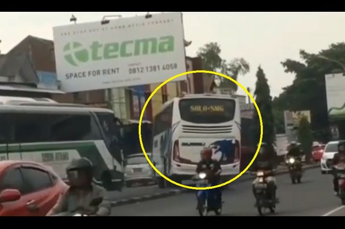 Bus ngeblong nekat lewati pembatas