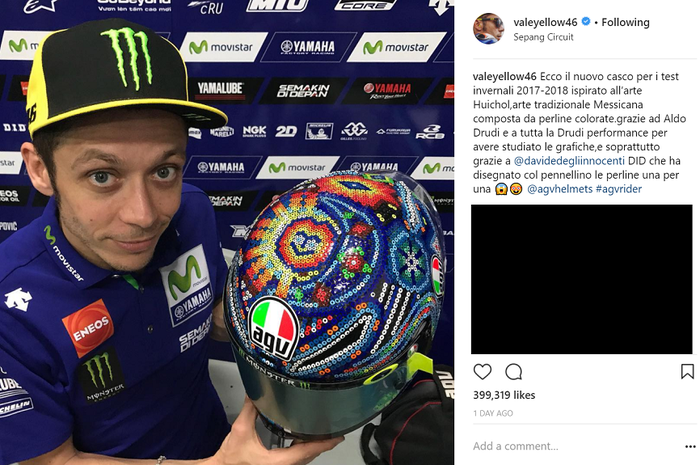 Valentino Rossi pamer helm barunya