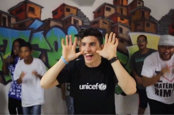 Aksi Marc Mareuz berjoget bersama anak-anak di Brazil