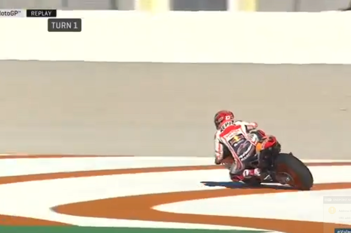 Marc Marquez keluar lintasan di MotoGP Valencia 2017