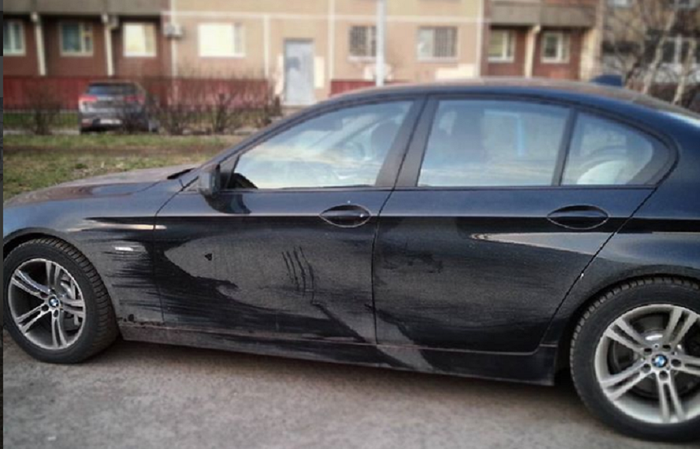 Dirty art bergambar ikan hiu pada bodi mobil
