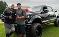 Aktor Hollywood Dwayne 'The Rock' Johnson Berikan Hadiah Mobil Ford F-150 Raptor ke Pemeran Pengganti