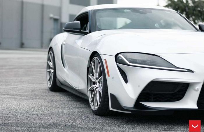 Kaki-kaki Toyota Supra A90 ditopang coilover KW