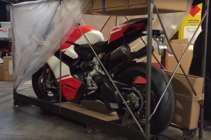 Unboxing Ducati 1299 Superleggera