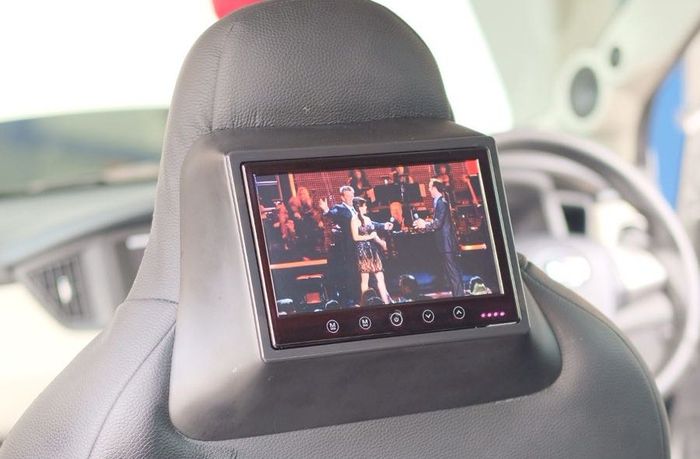 headrest monitor di kabin Daihatsu Sigra