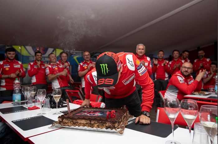 Jorge Lorenzo meniup lilin di kue ulang tahun