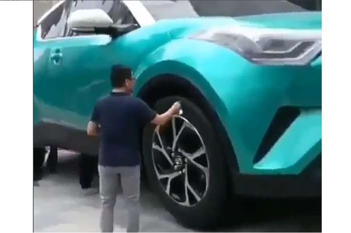 Ilustrasi. Mobil raksasa replika Toyota C-HR