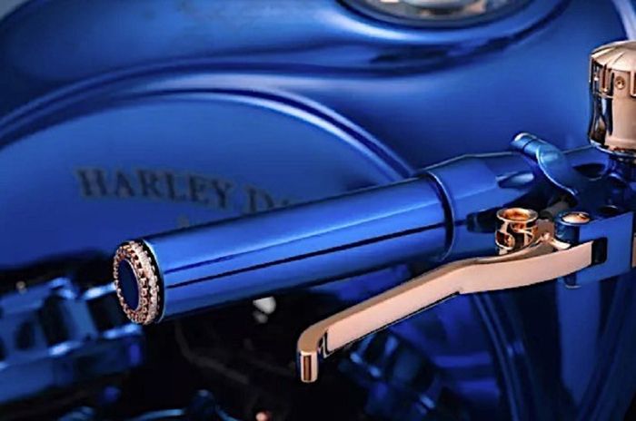 hiasan berlian juga disematkan pada tuas gas