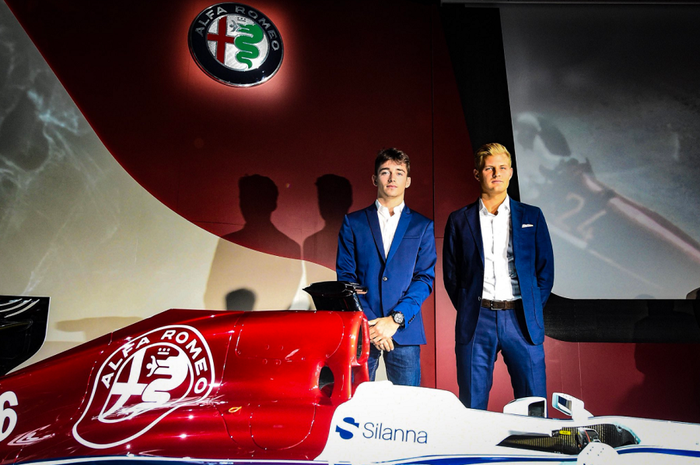 Charles Leclerc (kiri) dan Marcus Ericcson (kanan) sebagai pembalap Alfa Romeo Sauber F1 2018