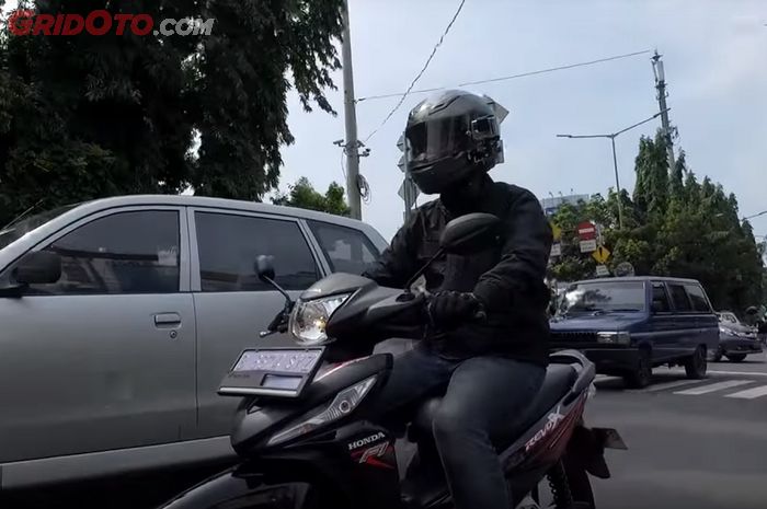 Naik motor cc kecil pakai helm  fullface