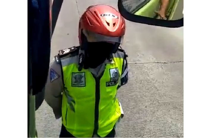 Polisi yang sedang melakukan razia di jalan dipertanyakan sopir truk