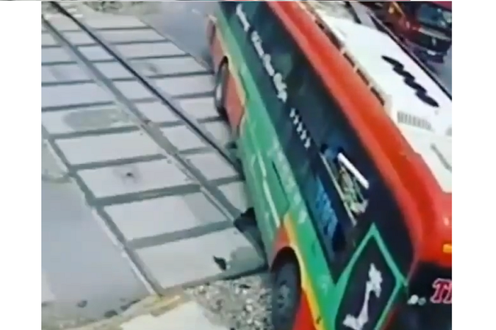 Bus yang oleng menabrak palang pintu kereta api