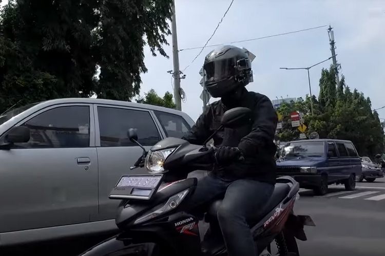 Naik Motor cc Kecil Pakai Helm Full Face Buat Gaya atau Safety