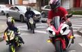 Keren,  Ayah dan Anak Kompak Saat Kendarai Motor Berdampingan Di Jalan