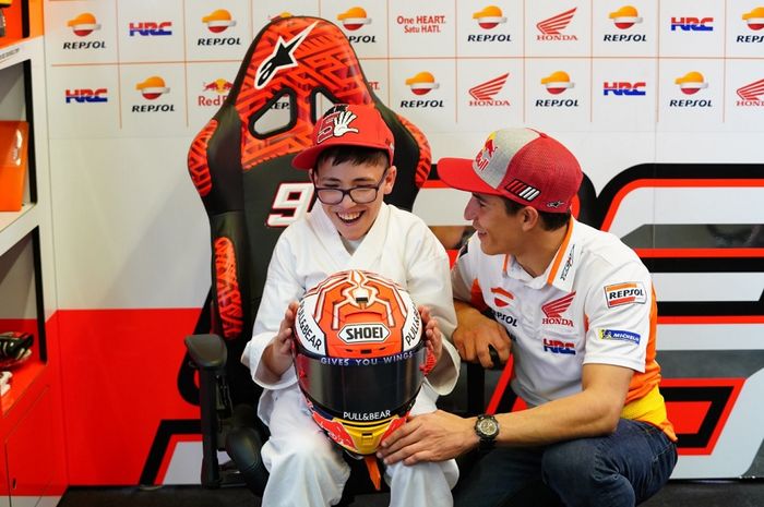 Marc Marquez bersama fans cilik