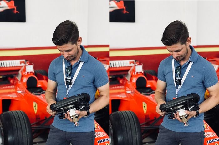 Casey Stoner melihat setir mobil F1