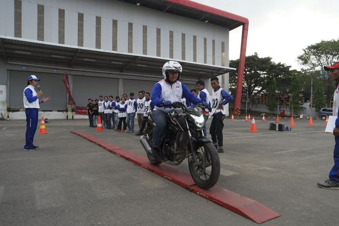 Suasana ketika seleksi safety riding tingkat regional yang diadakan di halaman Gudang Astra Motor Jateng di daerah Gatot Subroto, Semarang