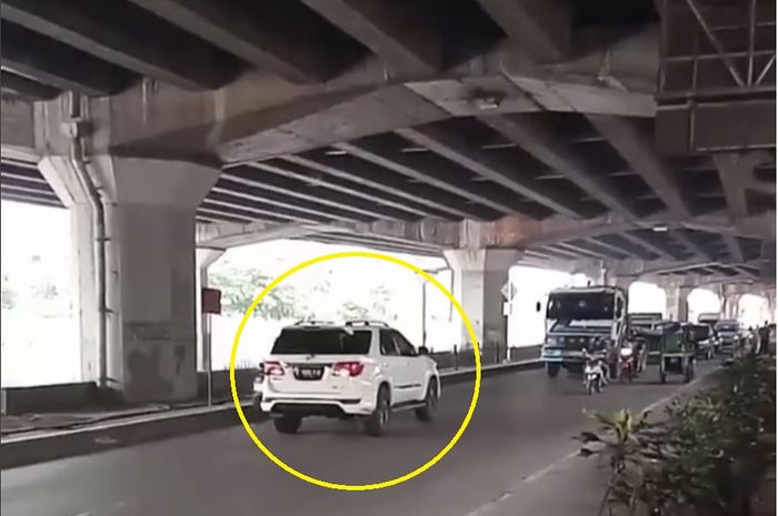 Toyota Fortuner dipaksa mundur sama truk