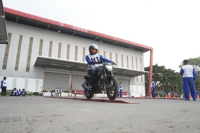 Aksi peserta dalam adu skill berkendara 