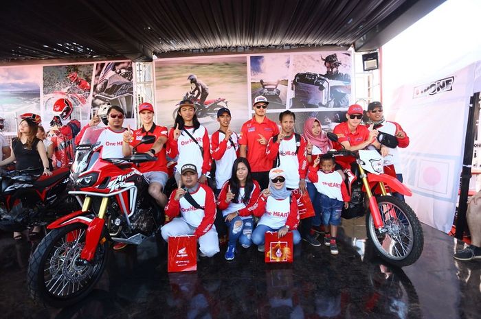 Rombongan foto bersama dengan pembalap MXGP 2018, Tim Gajser, Calvin Vlaanderen dan Todd Waters.