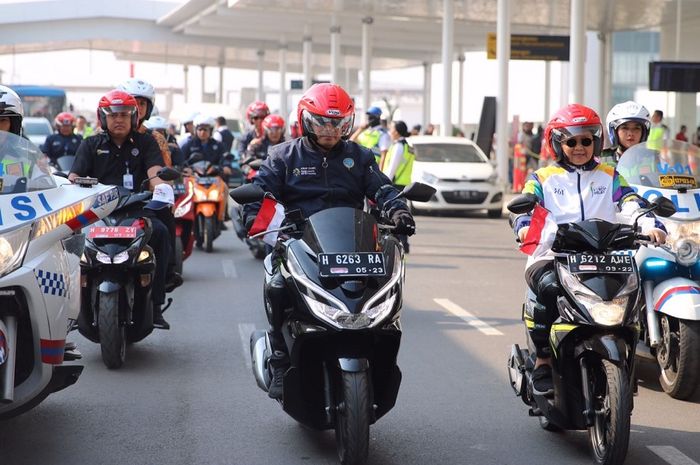 PJKN 2018: Menteri Perhubungan Budi Karya Sumadi dan Menteri Luar Negeri Retno Marsudi mengendarai Honda PCX dan Honda BeAT dari Bandara Ahmad Yani ke Gedung Merbabu PRPP Semarang sebagai lokasi dialog Pekan Nasional Keselamatan Jalan 2018