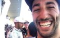 Smartphone Lewis Hamilton dibajak Daniel Ricciardo Saat Podium Formula 1 Jepang 2017, Ini Jadinya