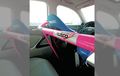 Interior LS 350 Ini Juga Sporty, Tapi Tetap Aksen Pink Ikut Nempel