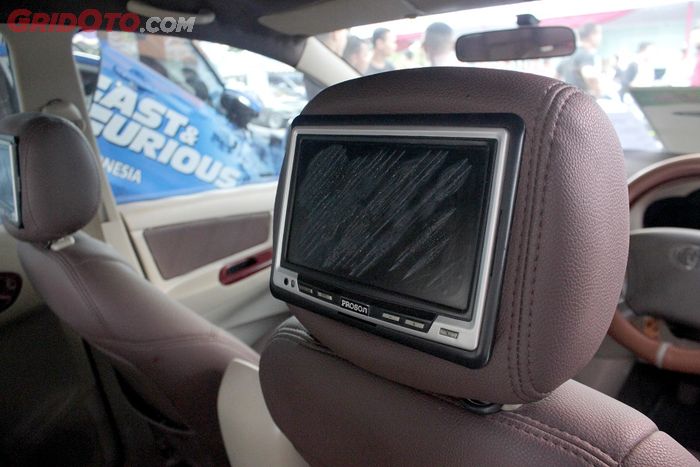 Layar di kabin modifikasi Toyota Kijang Innova