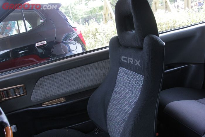 Jok Honda CR-X di kabin Civic merah