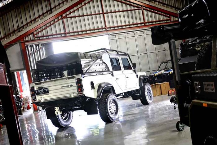 Land Rover Defender Rhino Belakang