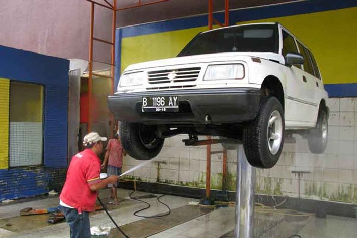 Ilustrasi mencuci mobil dengan hidrolik