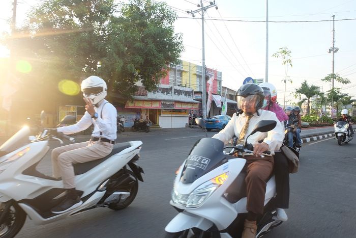 Keseruan peserta PCX Scooter Ride dengan motor dan penampilan stylish saat berkeliling Kota Semarang