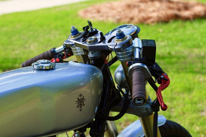 Tampilan kokpit yang modern namun berpadu dengan handgrips kulit