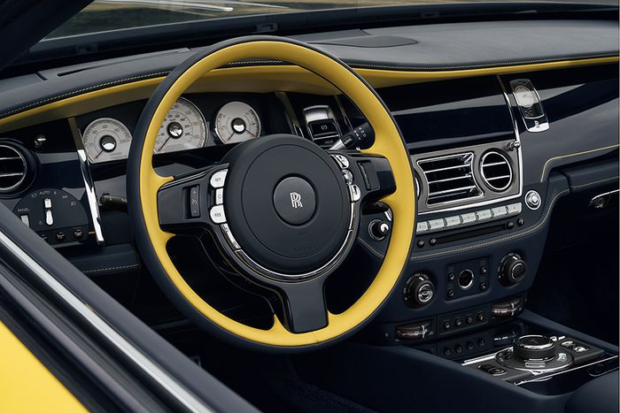 Interior bagian dalam Rolls-Royce Black Badge Dawn