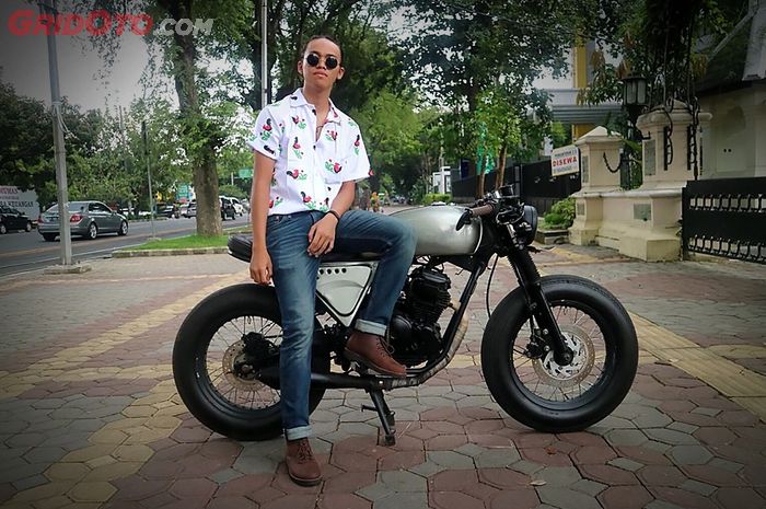 Aditya dengan Yamaha Scorpio 'Renjana' Cafe Racer miliknya