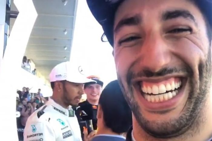 Daniel Ricciardo mengambil handphone Lewis Hamilton dan berselfie dengannya