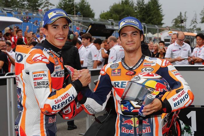 Duo pembalap MotoGP tim Repsol Honda, Marc Marquez (kiri) dan Dani Pedrosa (kanan)