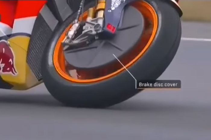 Penutup pada piringan cakram depan.