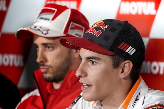 Marc Marquez (kanan) dan Andrea Dovizioso (kiri) memperebutkan gelar juara dunia MotoGP 2017