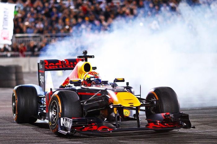 Max Verstappen melakukan aksi drift dengan mobil Formula 1