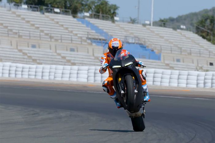 Legenda MotoGP, Casey Stoner di atas Ducati Panigale V4 baru