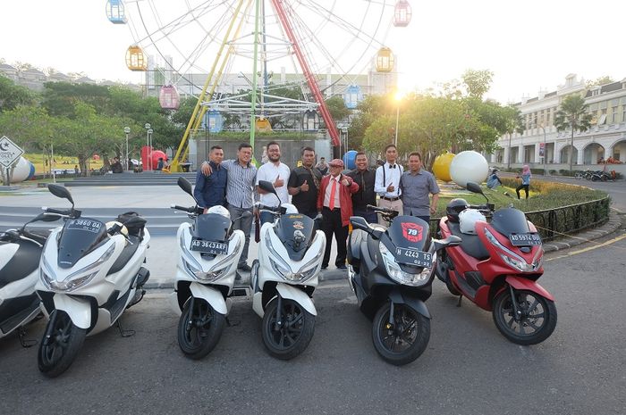Potret peserta PCX Scooter Ride saat berfoto di depan bianglala di daerah Semarang  